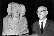 Alejandro Ramos Folqués junto a la Dama de Elche en 1965.