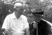 Alejandro Ramos Folqués y Manuel Campello en 1947 en el lugar donde se descubrió la Dama de Elche el 4 de agosto de 1897.