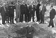Alejandro Ramos Folqués enseña las excavaciones de La Alcudia (Elche) a un grupo de visitantes británicos.