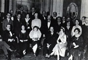 Alfonsina Storni en el Plaza Hotel rodeada de escritores, entre ellos   destacan a su izquierda Manuel Gálvez y Delfina Bunge (septiembre de   1930)