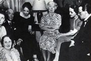 Alfonsina Storni en Montevideo con Zulma Núñez, Carlos Reyles, María V. de Müller y Nilda Müller (enero de 1938)