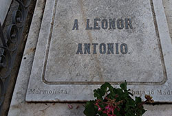 Tumba de Leonor Izquierdo en el cementerio de Soria (Fuente: Imagen cortesía de J. M. Díez Fuentes).