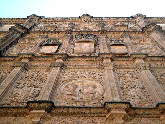 Detalle de la fachada de las Escuelas Mayores de la Universidad de Salamanca.