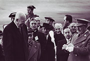 Despedida del presidente Dwight D. Eisenhower en el aeropuerto de Torrejón. 1959.