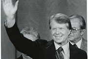 El presidente Jimmy Carter saludando a sus simpatizantes tras su elección. 1976.
