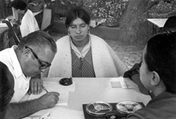 Manuel Alvar haciendo una encuesta en 1972. Fuente: Archivo personal de la familia Alvar.
