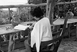La mujer de Manuel Alvar, Elena, trabajando en 1972. Fuente: Archivo personal de la familia Alvar.
