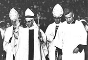 Consagración episcopal (Gimnasio del Liceo Salvadoreño, 1970)