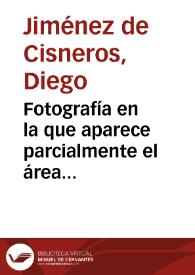 Fotografía en la que aparece parcialmente el área excavada y donde se puede apreciar parte de la columnata y del pavimento. | Biblioteca Virtual Miguel de Cervantes
