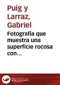 Fotografía que muestra una superficie rocosa con presuntas inscripciones. | Biblioteca Virtual Miguel de Cervantes
