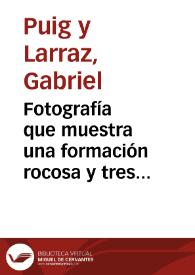 Fotografía que muestra una formación rocosa y tres personajes. | Biblioteca Virtual Miguel de Cervantes