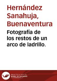 Fotografía de los restos de un arco de ladrillo. | Biblioteca Virtual Miguel de Cervantes