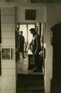 Camilo José Cela en su casa de La Bonanova, 1967 (Fuente: Fundación Pública Gallega Camilo José Cela. Localización: Biblioteca Virtual del Patrimonio Bibliográfico).