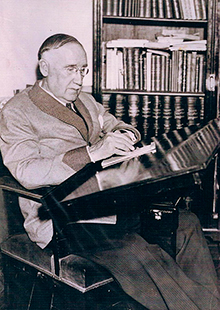 En su escritorio escribiendo «Don Verdades», su última obra en solitario, 1943.