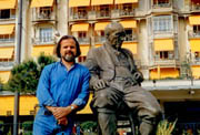Carlos Franz junto a una escultura de Vladimir Nabokov, cerca de Ginebra, 2007