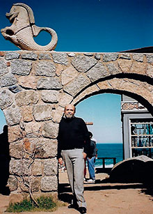 Germán Carnero Roqué en Isla Negra en la casa de Pablo Neruda en 1990 (Fuente: Imagen cortesía de Germán Carnero Roqué)