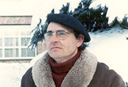 Ignacio Soldevila, tras una copiosa nevada, a las puertas de su casa en Québec, hacia 1970.