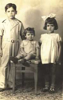  José Triana con sus hermanas Lyda y Gladys 
 Fuente: Imagen cortesía de José Triana 
