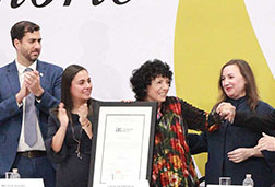 Luisa Valenzuela recogiendo el Premio Nuevo Léon Alfonso Reyes