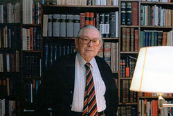 Manuel Alvar en su despacho particular en 2001. Fuente: Archivo personal de la familia Alvar.