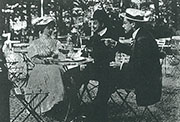 Manuel Ugarte con Juan José de Soiza Reilly y una joven compatriota en París en 1908 (Fuente: Norberto Galasso. «Manuel Ugarte y la unidad latinoamericana». Buenos Aires: Colihue, 2012, p. 41)