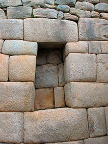 Detalle de la arquitectura incaica del Machu Picchu, ciudadela inca ubicada en las alturas de las montañas de los Andes en Perú
