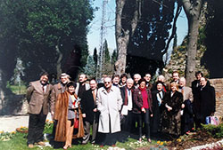 Rinaldo Froldi, en el centro, con los asistentes al Congreso internacional de literatura española, en Brisighella (Forlì), marzo de 1998; entre otros distinguidos amigos y colegas de Froldi, se encuentran M. Fabbri, P. Garelli, P. Menarini, J. Checa Beltrán, J. Oleza, M. T. Cattaneo, P. Álvarez de Miranda, E. Caldera, G. Marchetti y F. Lafarga. Fuente: por gentileza de Patrizia Garelli.