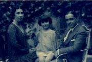 M.ª Soledad Carrasco con su madre y su padre