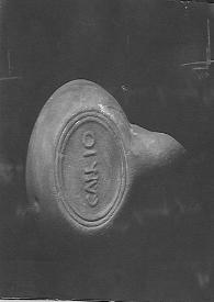 Fotografía del dorso de una lucerna romana con inscripción | Biblioteca Virtual Miguel de Cervantes