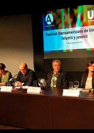 El poder civilizador de la lectura / Intervienen Jordi Sierra i Fabra (presidente de la Fundació Jordi Sierra i Fabra, España, y de la Fundación Taller de Letras Jordi Sierra i Fabra, Colombia), Susana Lado Garrido (jefe de División de la Biblioteca Pública Municipal Eugenio Trías-Casa de Fieras de El Retiro, Madrid, España), Rebeca Domínguez (directora de la Fundación Había una Vez, Chile), Miquel Rayó (pedagogo y escritor, España), y Montse Ganges (creadora del Proyecto Mira Mira, España). Modera: Pedro C. Cerrillo (catedrático de la Universidad de Castilla-La Mancha, España) | Biblioteca Virtual Miguel de Cervantes